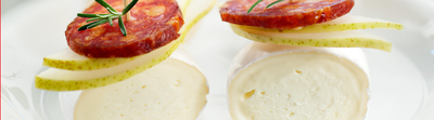 Brochettes de poires, chorizo et fromage