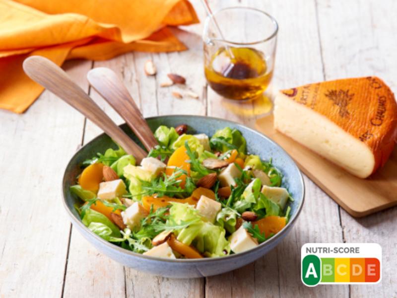 Salade de pêches, roquette, amandes et fromage crémeux