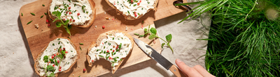 Tartines grillées au fromage ail et fines herbes