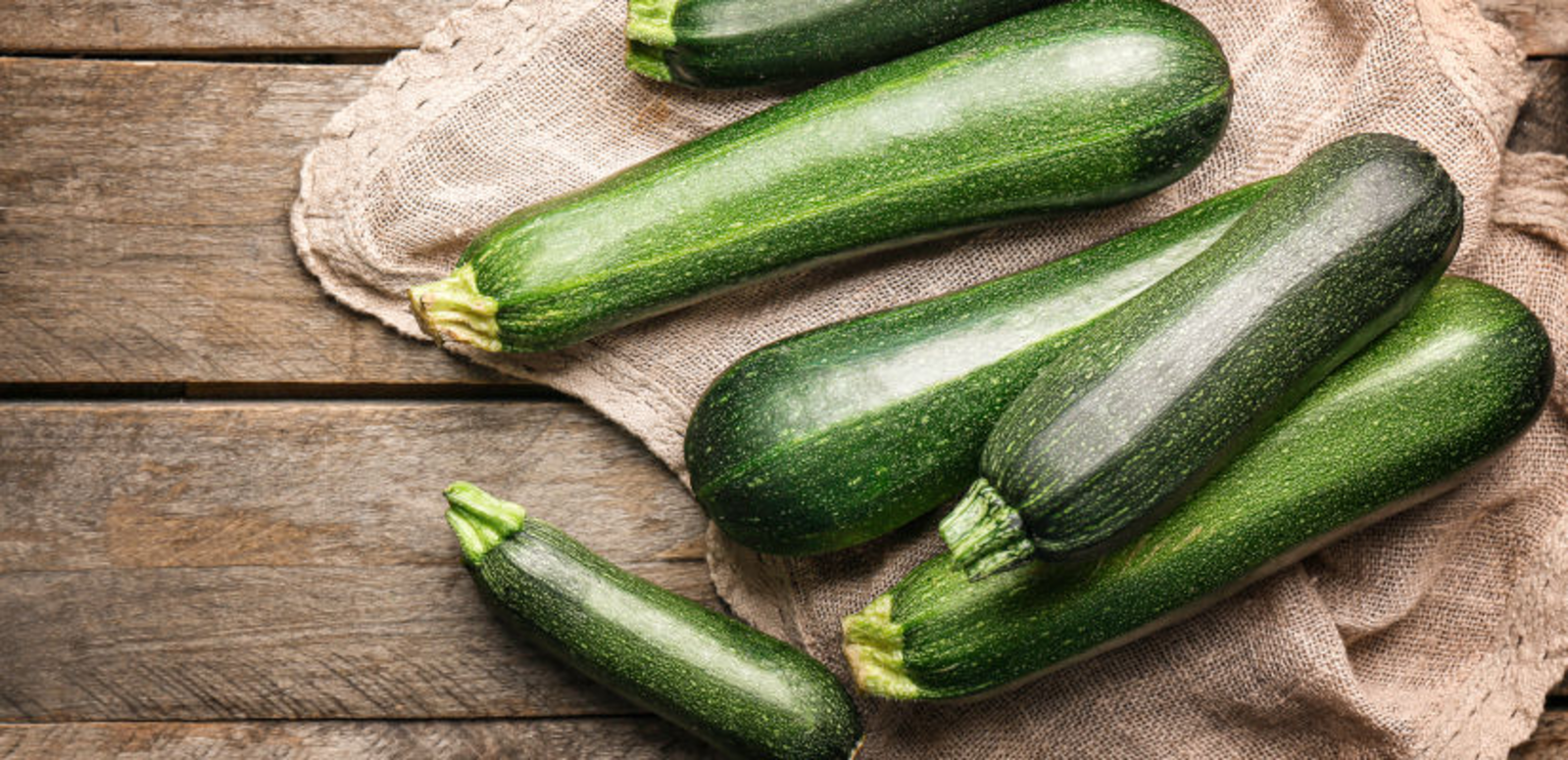 TH05_courgettes-vertes-sur-table-bois