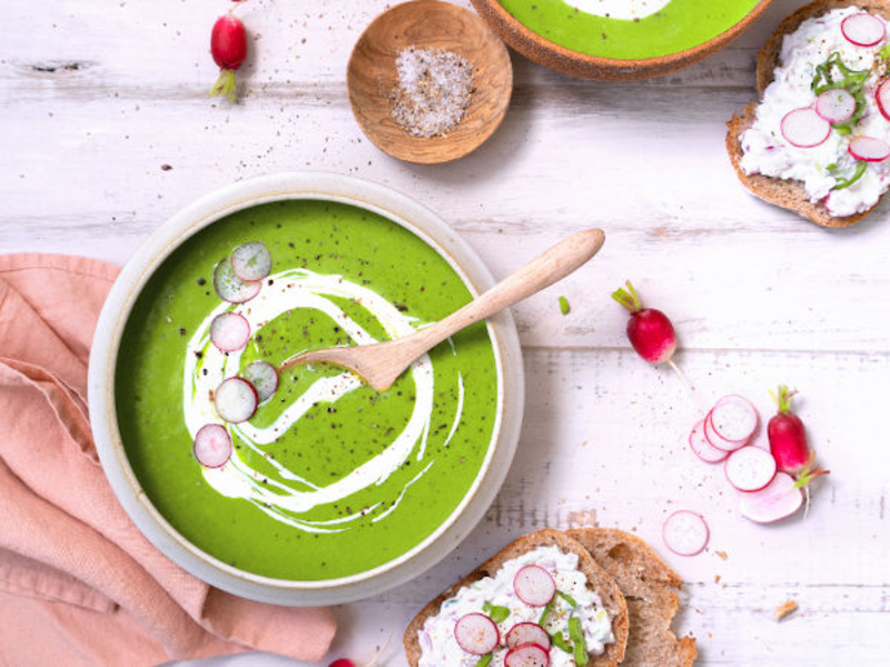 Soupe de fanes et tartines au fromage frais