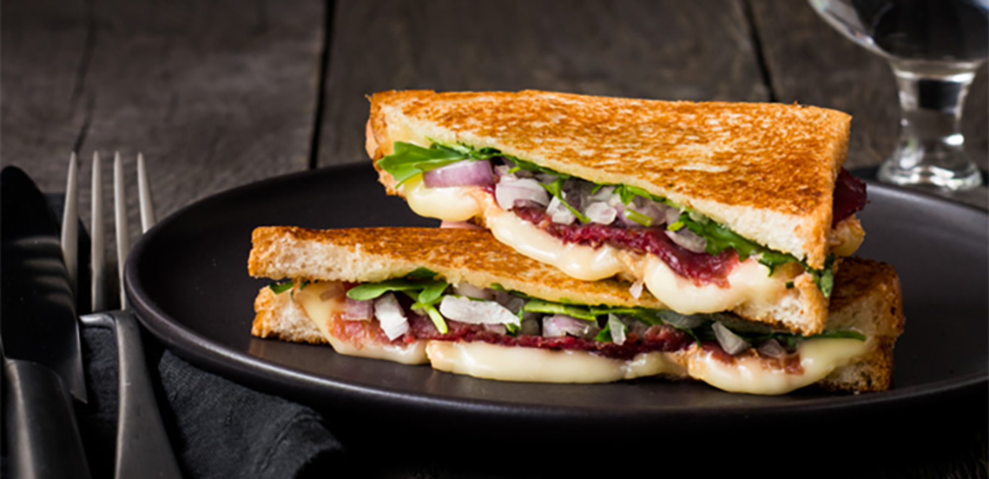 Croque-monsieur au maroilles, boeuf, roquette et échalotes