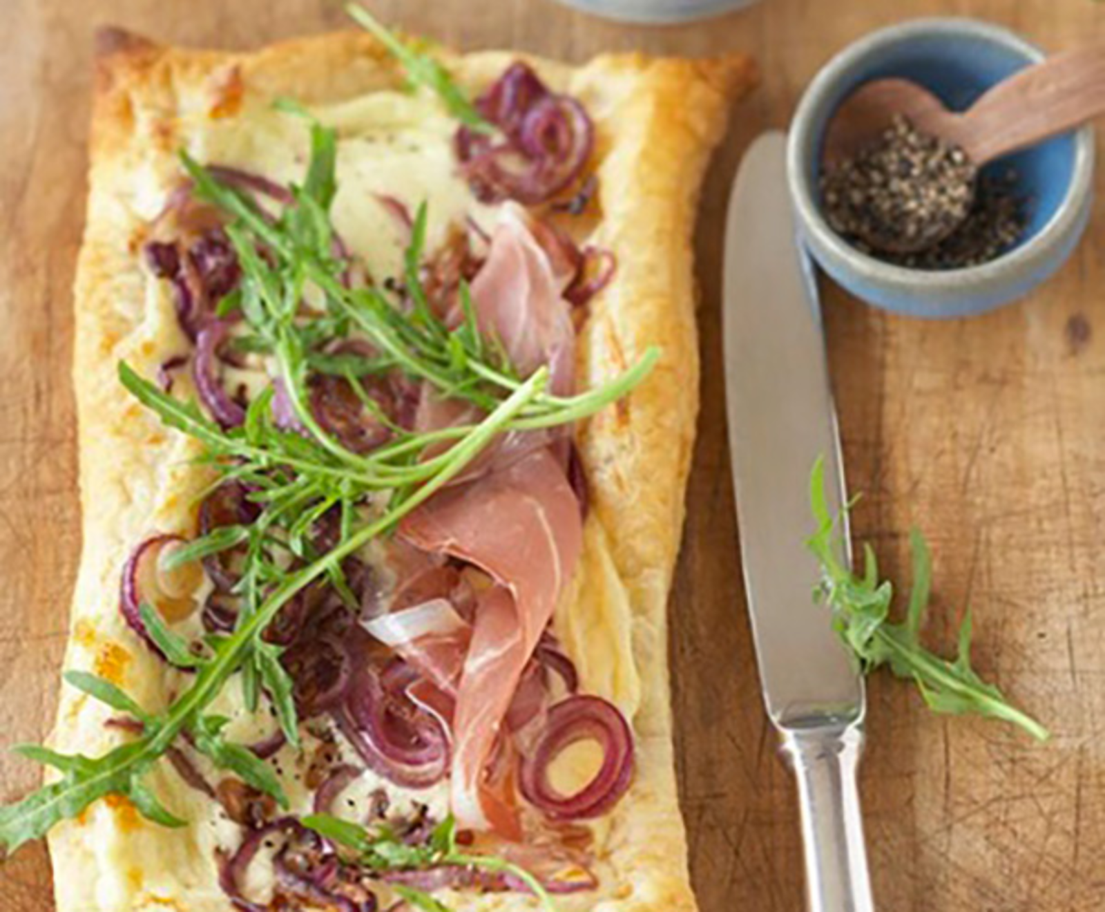 TH06_tarte-flambee-aux-oignons-rouges-jambon-de-parme-et-fromage-frais