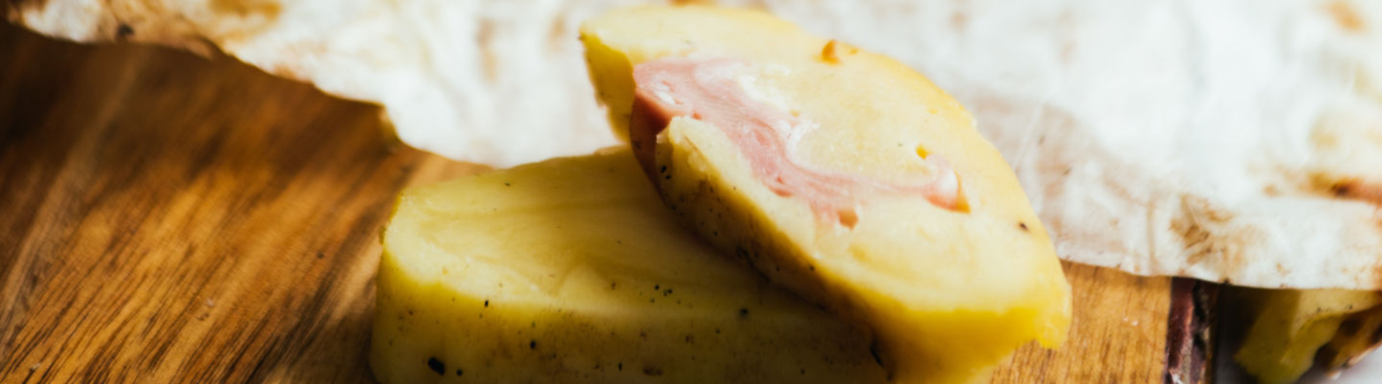 Roulé de pomme de terre et fromage à raclette