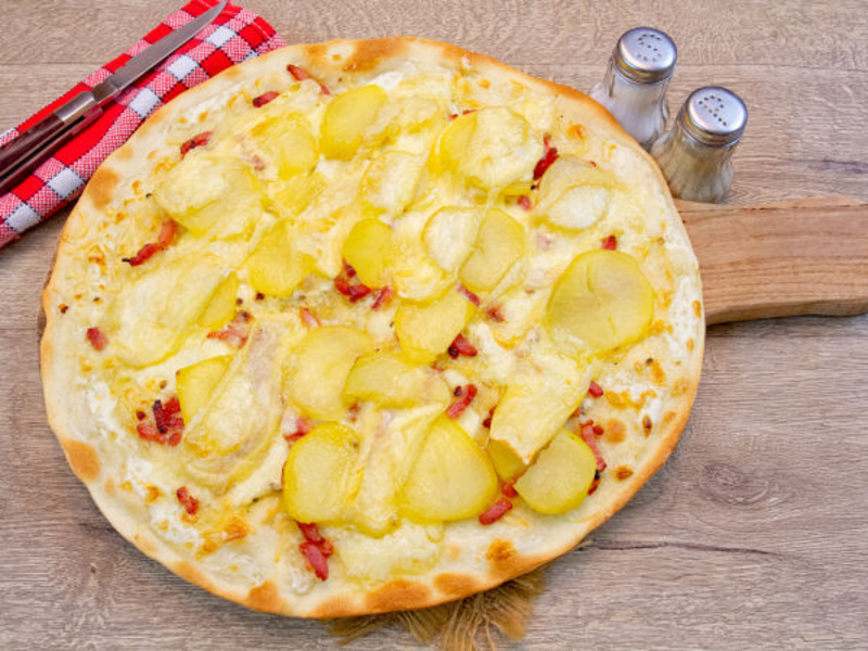 Pizza rustique au maroilles, lardons et pommes de terre