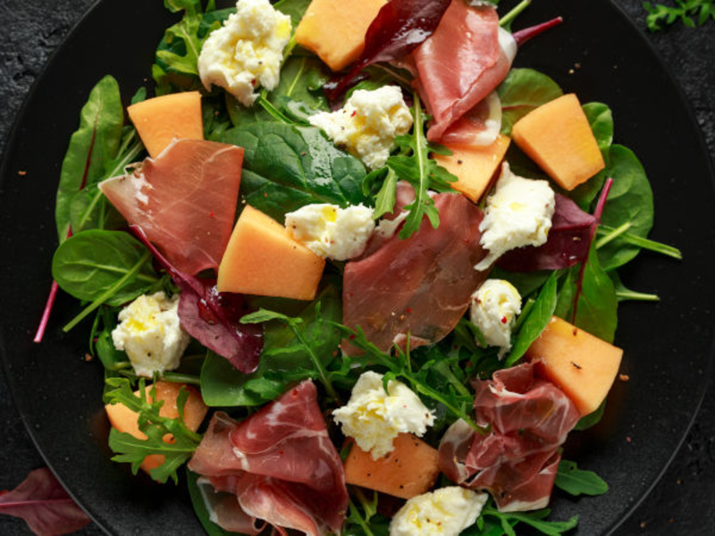 Salade de melon au jambon cru et fromage de brebis