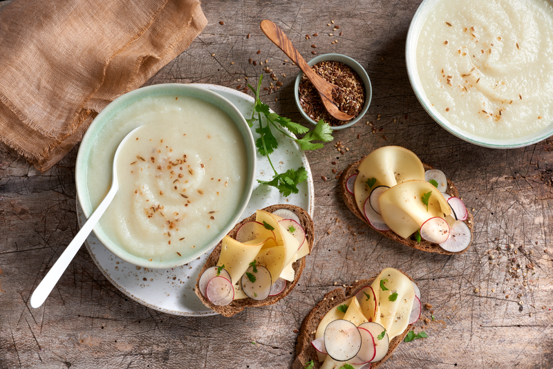 Velouté de chou-fleur et bruschetta au fromage