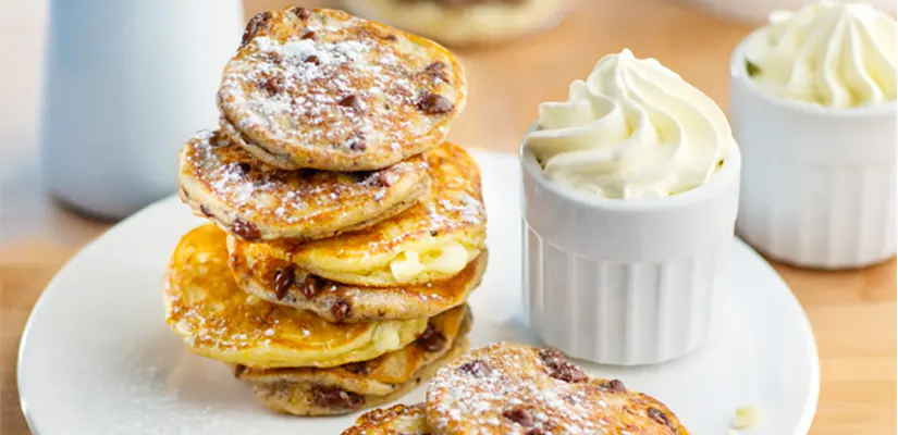 Pancakes à la crème, fromage frais et pépites de chocolat