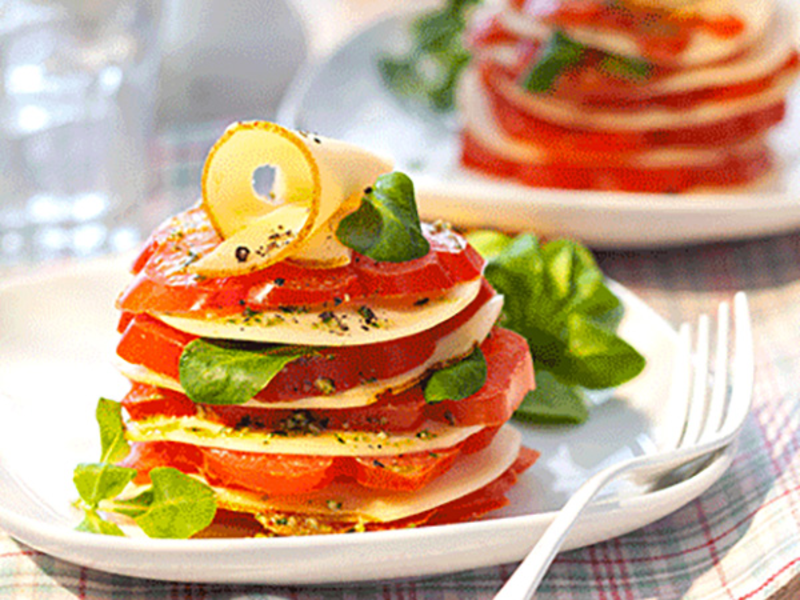 Millefeuille à la tomate, au pesto et au fromage au cumin