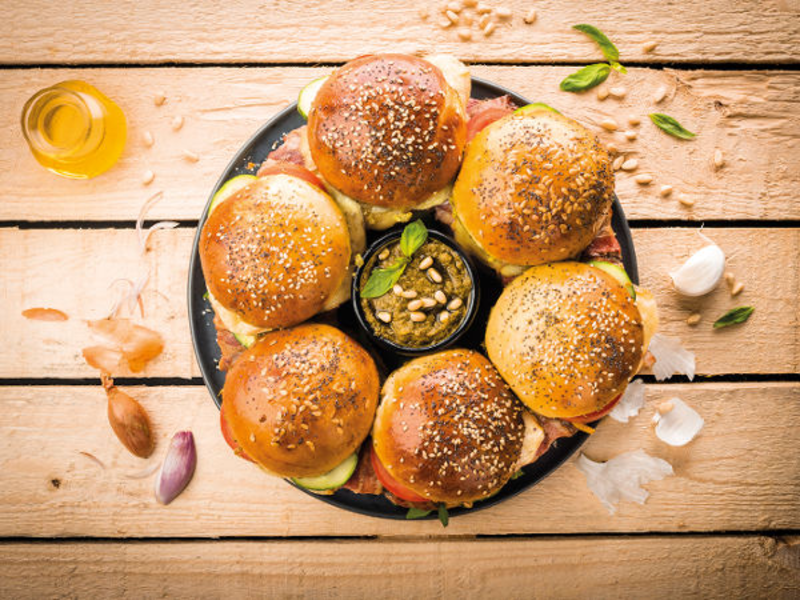 Couronne de burger au boeuf, pesto et fromage à raclette