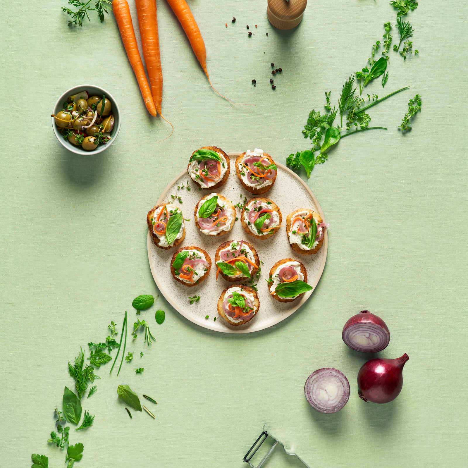 Blinis maison au Tartare 100% Végétal ail & fines herbes et pickles de légumes (format carré)