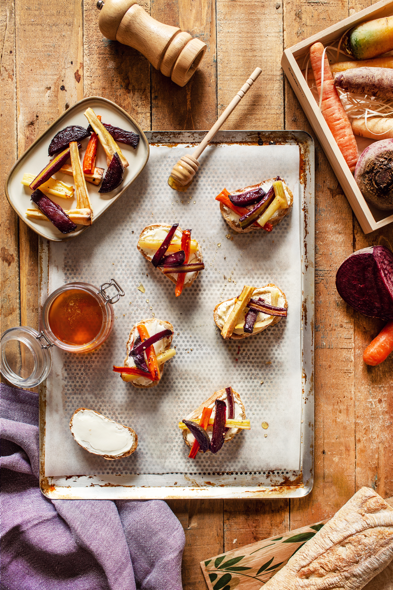 Crostinis de légumes d'hiver rôtis et fromage frais