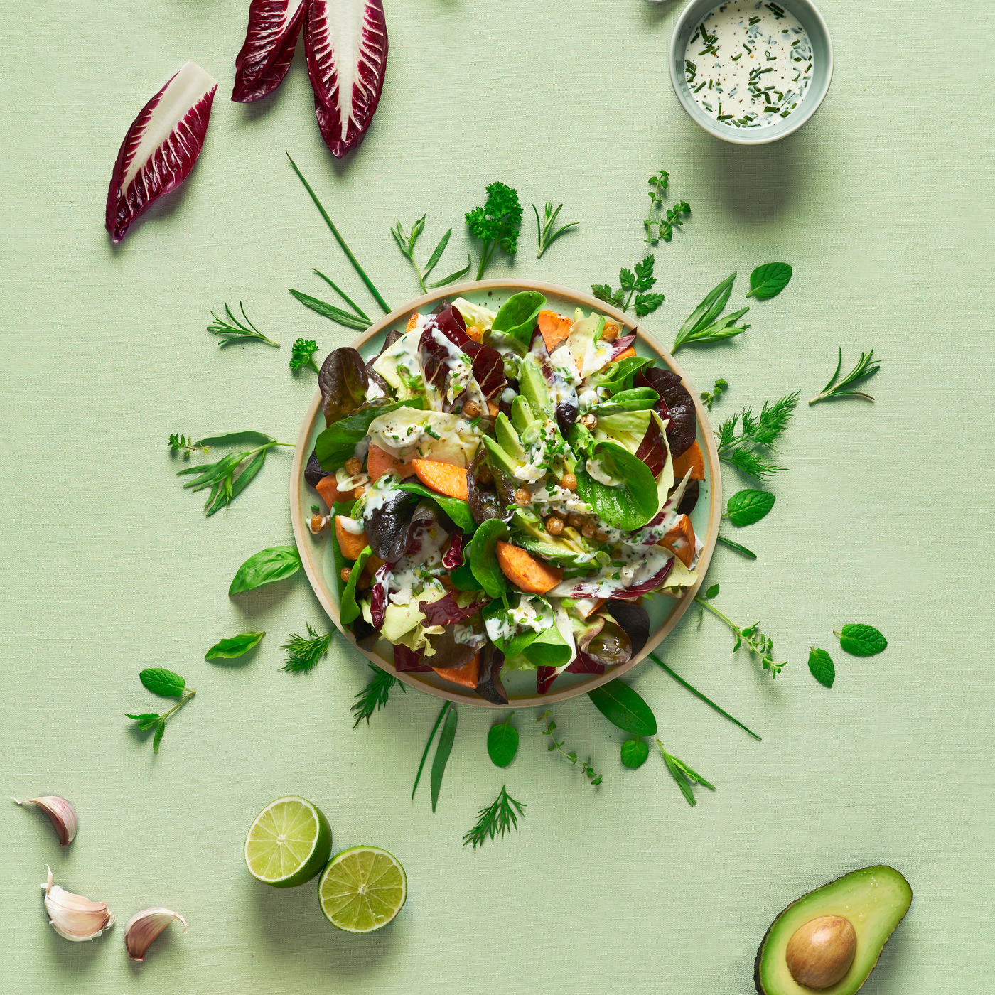 Salade garnie sauce Tartare 100% Végétal ail & fines herbes, croustillants de pois chiche et patate douce (format carré)