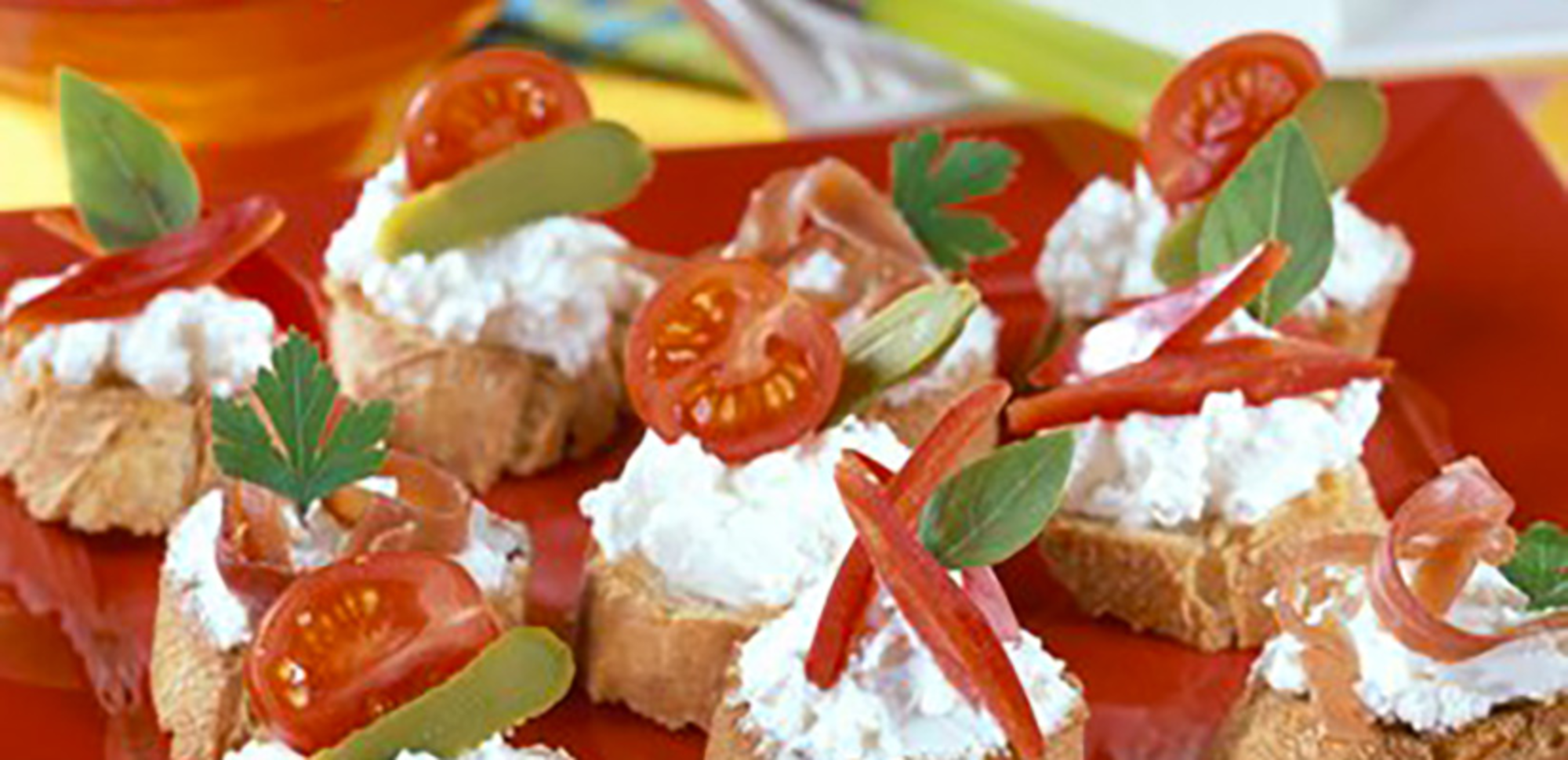 Canapés au fromage de chèvre frais et salade printanière