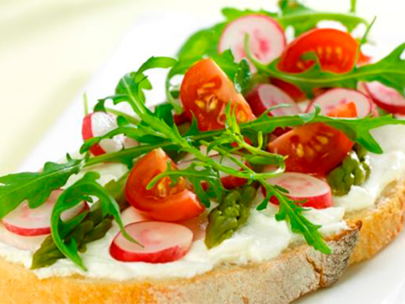 Tartines au fromage frais, radis roses & asperges vertes