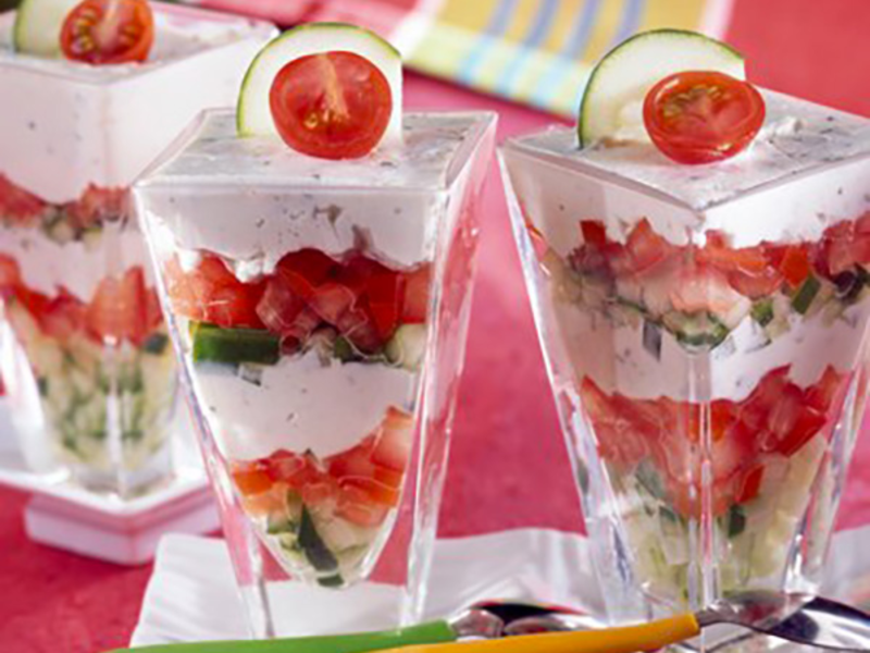 Verrines  tomates concombres au fromage frais ail & fines herbes