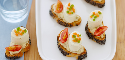 Bruschetta au caviar d’aubergine, fromage frais pesto