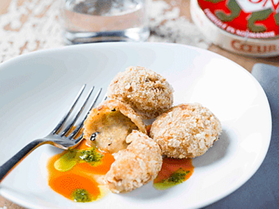 Croquettes au camembert et coulis de poivrons rouges
