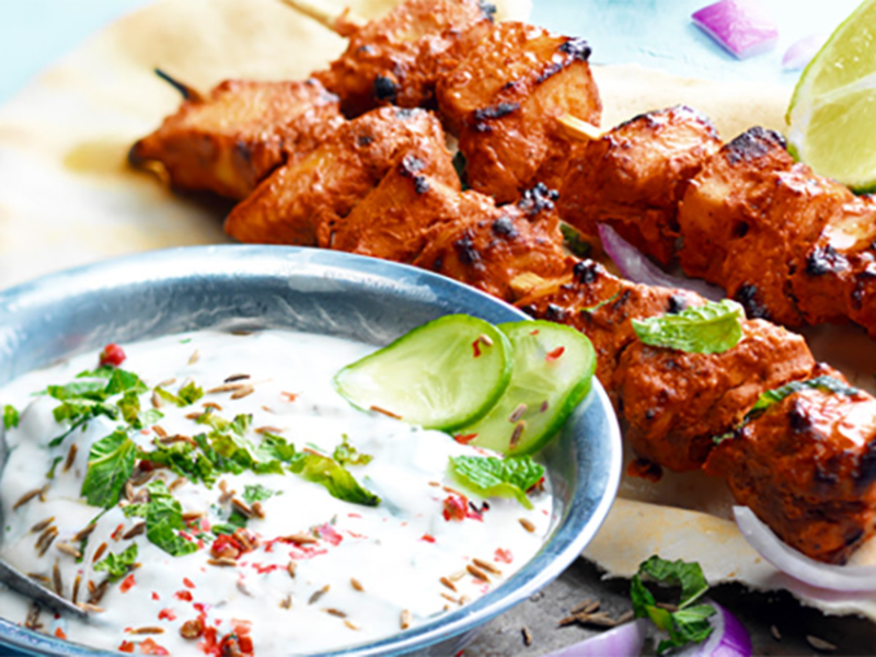 Brochettes de poulet tandoori et sauce au chèvre frais