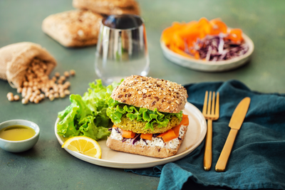 Hamburger végétarien aux pois chiche et fromage frais