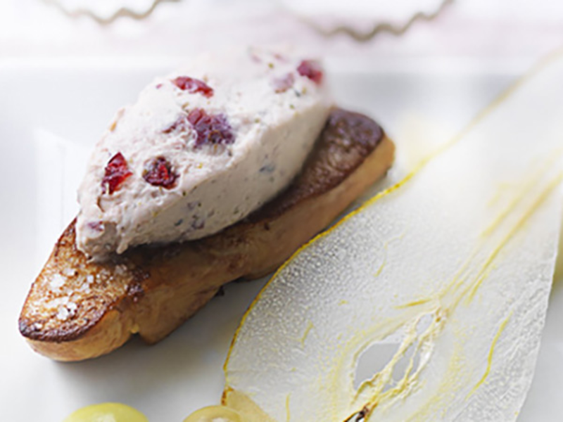 Foie gras poêlé, fruits et fromage frais