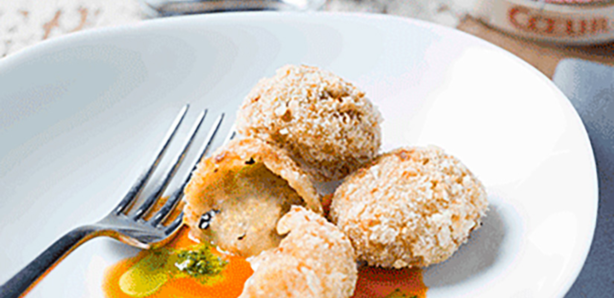 Croquettes au camembert et coulis de poivrons rouges