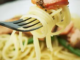 Spaghettis aux courgettes et saumon fumé, sauce au chèvre frais