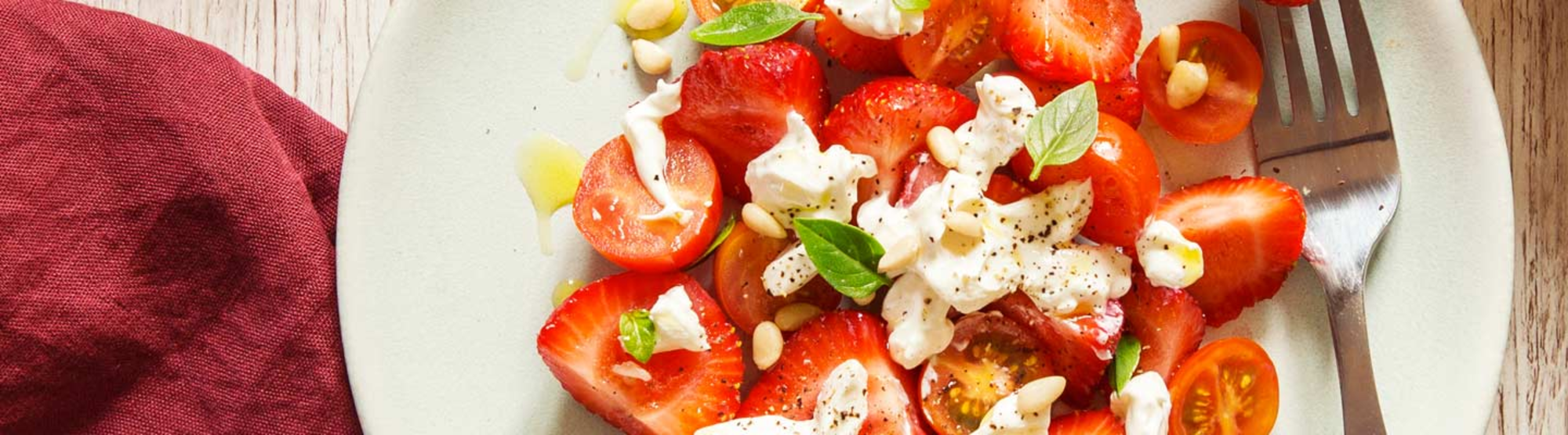 Salade de fraises et tomates cerises au fromage frais