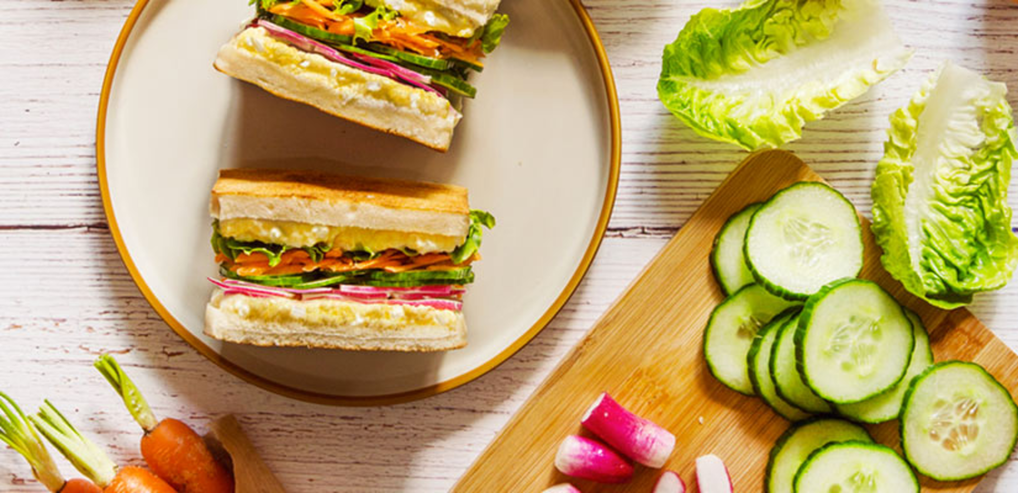 Sandwich pain de mie, crudités et fromage frais