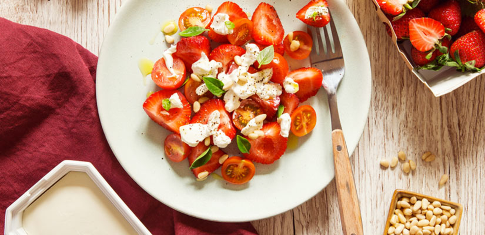 Salade de fraises, tomates et fromage frais