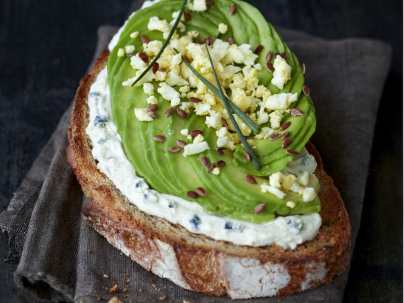 Tartine avocat et fromage bleu fouetté