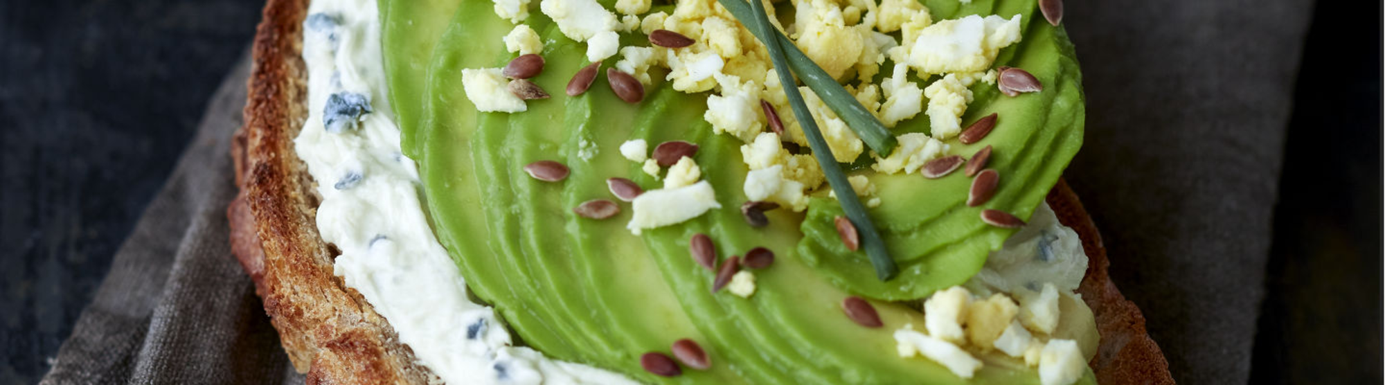 Tartine avocat et fromage bleu fouetté