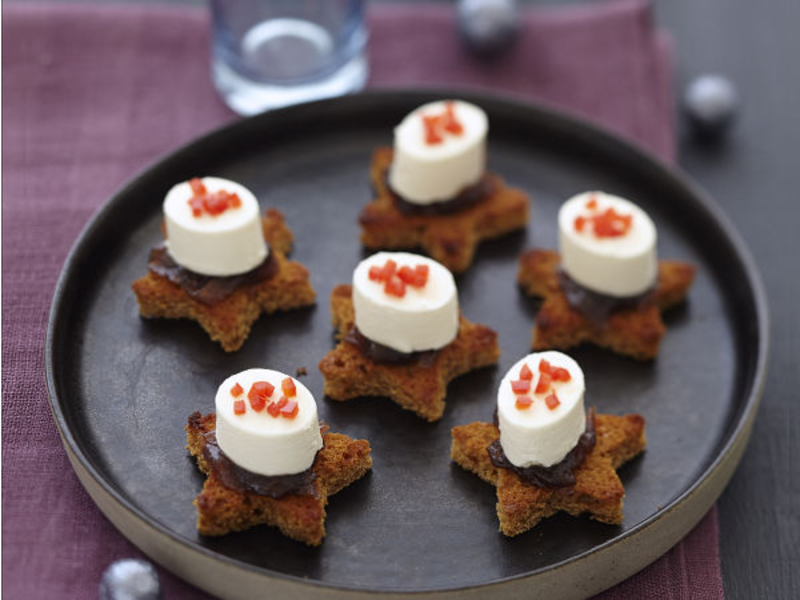 Toast étoile pain d’épices, chutney d’oignon et fromage frais