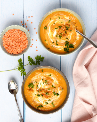 Soupe de lentilles corail, courge et fromage de chèvre frais