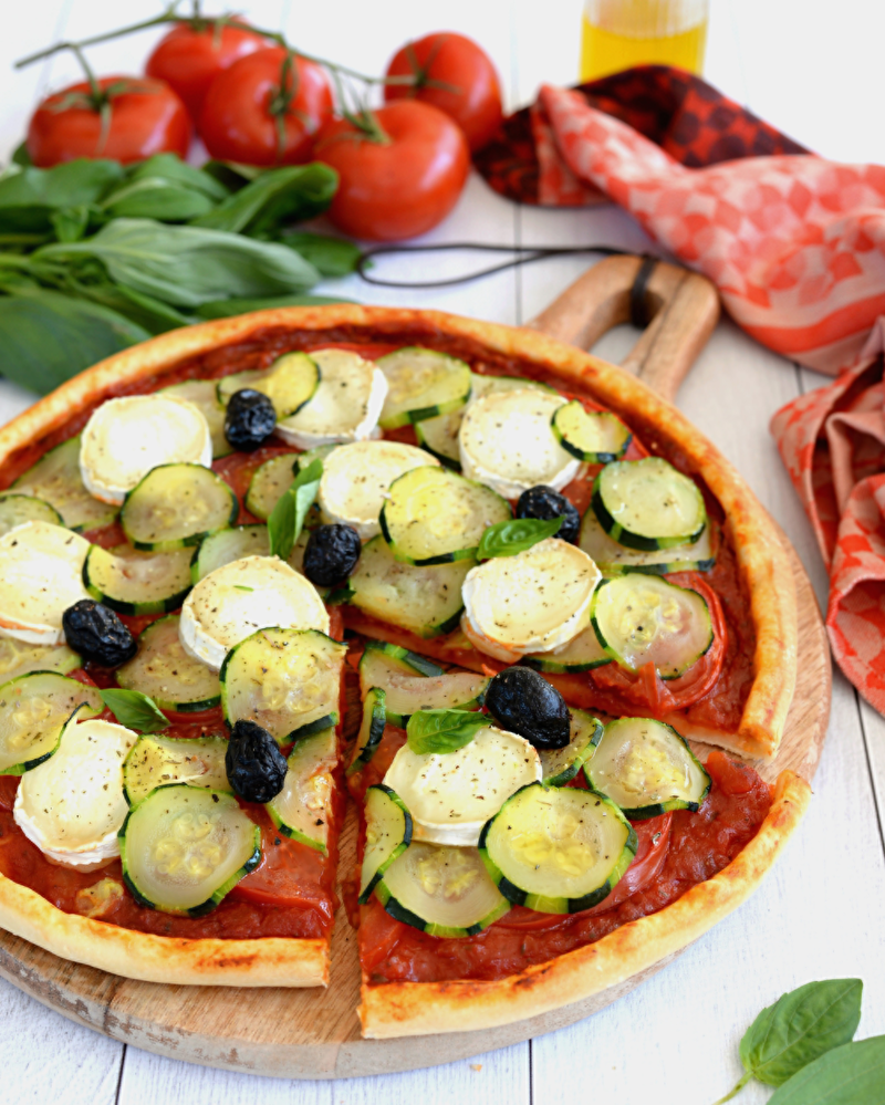 Pizza tomates, courgette et fromage de chèvre